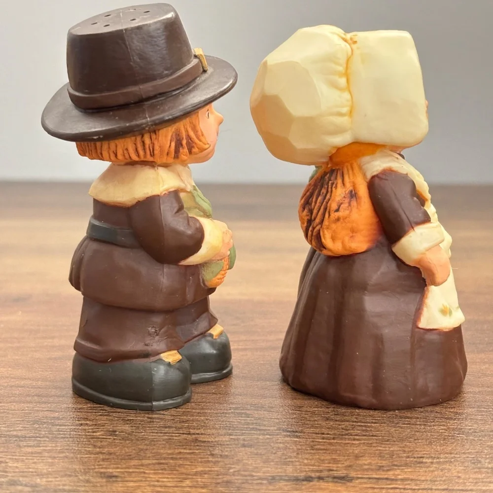 VINTAGE Hallmark Thanksgiving PILGRIM FIGURINES Boy Girl Salt Pepper Shakers Set